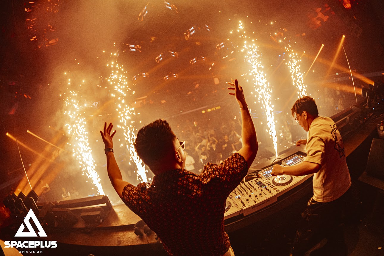 SNEAKOUT SpacePlus Bangkok - Pyrotechnics